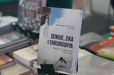 Médico Luiz José de Souza lança livro sobre dengue, zika e chikungunya no 52º MedTrop