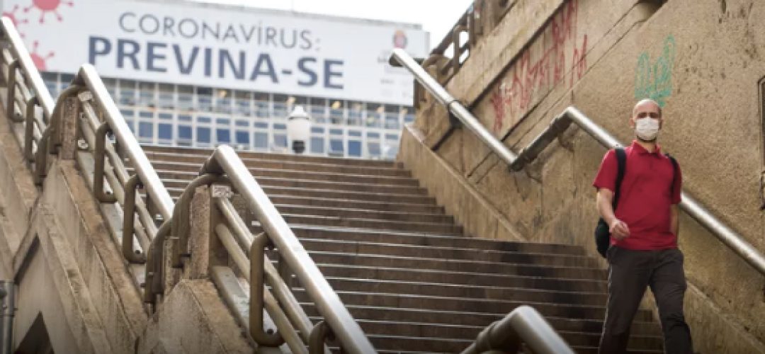 Medidas podem ser aplicadas de maneira intermitente, de acordo com taxa de contágio da Covid-19. Pela projeção, as autoridades de saúde devem monitorar a transmissão do vírus até 2024