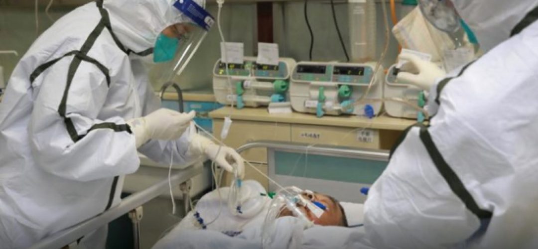 Ao ser admitido o paciente estava vigil e orientado, febril 38C, taquidispneico, FR 30, taquicárdico, pressão arterial de 120x80, hidratado, acianótico, a saturação de O2 era de 89%