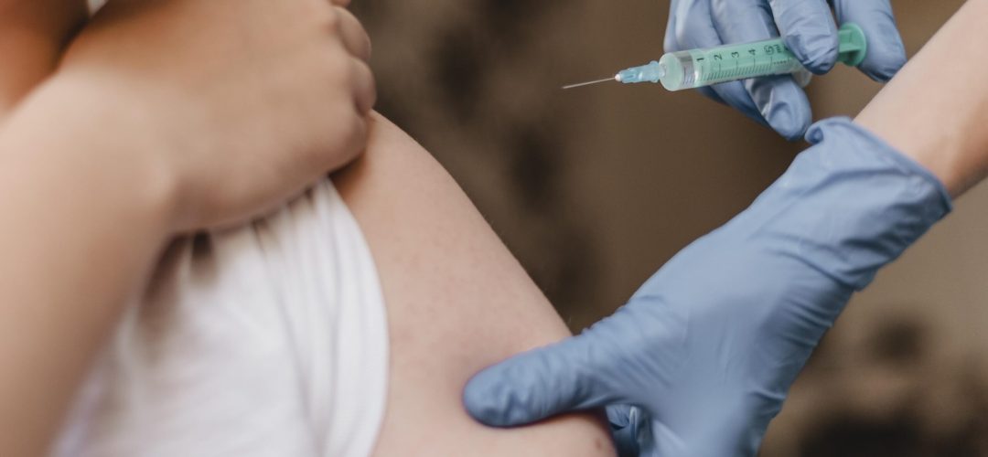 medico-dando-vacina-a-crianca-enquanto-usa-luvas